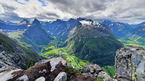 Norveški vrhovi trolov in doline z Romsdalseggena