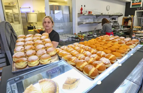 V slaščičarni Renata so krofi hitro izginjali.    