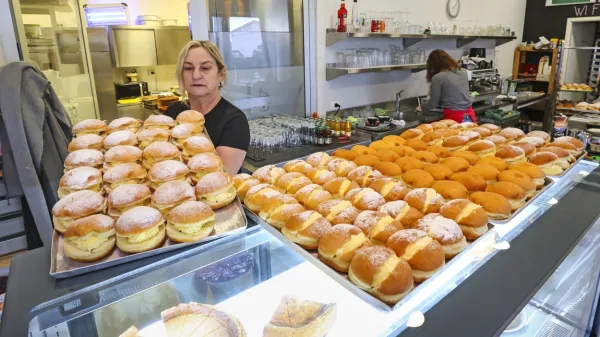 V slaščičarni Renata so krofi hitro izginjali.    