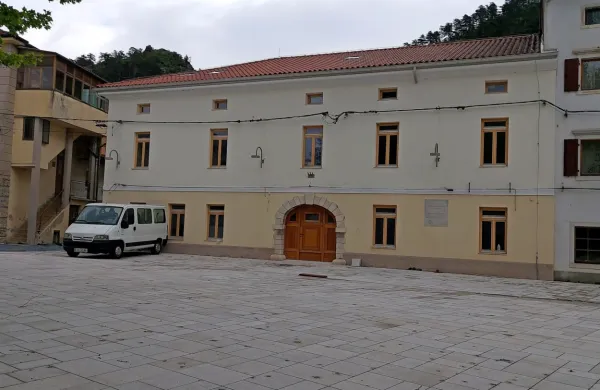 Občina Vipava zdaj za prodaja stavbo na naslovu Glavni trg 1. 