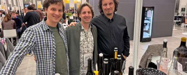 Tjaš in Peter Prinčič (Mulit) ter Miha Batič (z leve) na stojnici uvoznika Gemma na sejmu Slow Wine v Bologni. 