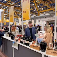 Rebeka in Jan Bordon iz Istre (desno) ter Katia Ceolin (Svetlik) iz Vipavske doline na slovenskih stojnicah.