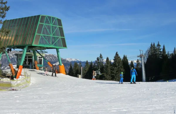 Blage proge na cerkljanskih  žičnicah Grič in dolina so tudi te dni 
razveseljevale otroke in tečajnike.