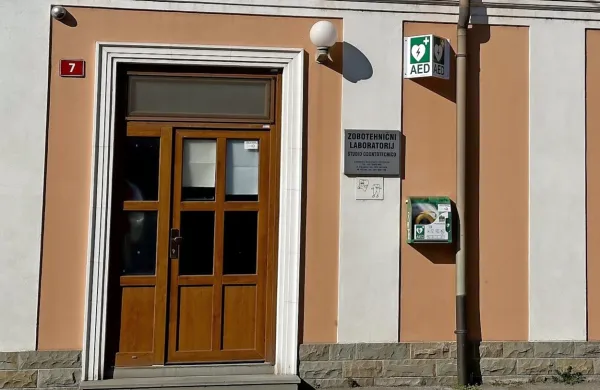 Defibrilator tudi v Cankarjevem drevoredu v Izoli