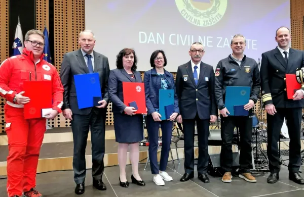 Primorski nagrajenci (z leve): Matjaž Poniž, Marko Matajurc, Alenka Štrucl Dovgan, Mateja Blažej, poveljnik 
CZ Srečko Šestan, Igor Benko in Jadran Klinec.