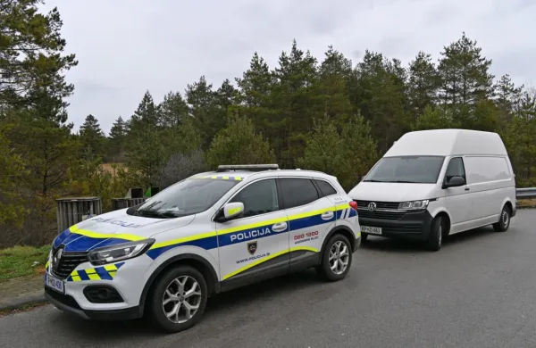 Bistriški policisti, kriminalisti in kriminalistični tehniki so dva dni parkirali avte ob cesti in hodili do 
prizorišča  srhljive najdbe.