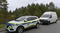 Bistriški policisti, kriminalisti in kriminalistični tehniki so dva dni parkirali avte ob cesti in hodili do 
prizorišča  srhljive najdbe.