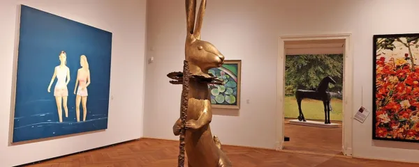V enem od osrednjih razstavnih prostorov na sredini dominira 
Velik zajec zmage (Grand Lapin de Victoire) kiparke Claude 
Lalanne, na levi je slika Alexa Katza.