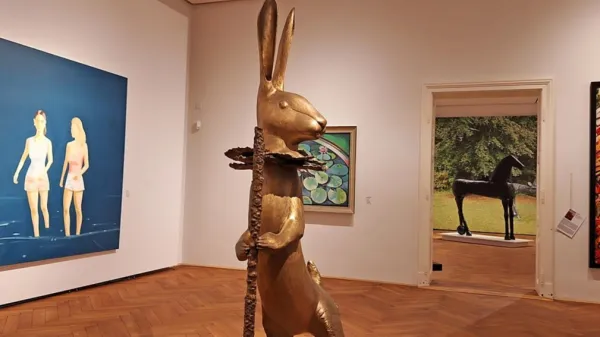 V enem od osrednjih razstavnih prostorov na sredini dominira 
Velik zajec zmage (Grand Lapin de Victoire) kiparke Claude 
Lalanne, na levi je slika Alexa Katza.