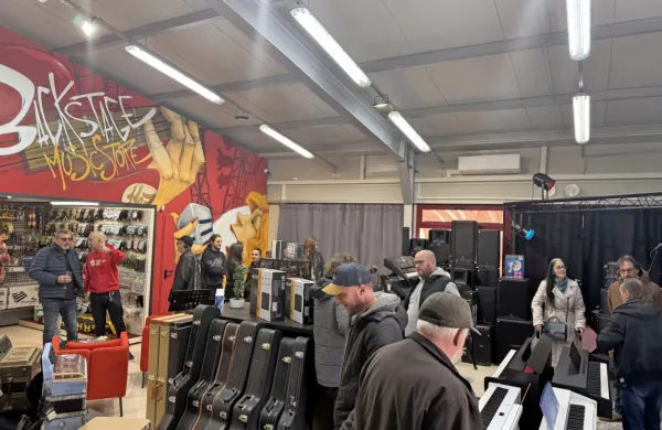 Kjer je nekoč stala priljubljena glasbena trgovina BAM, je danes 
vrata odprla nova, prenovljena trgovina z inštrumenti in drugo 
glasbeno opremo Backstage Music Store.