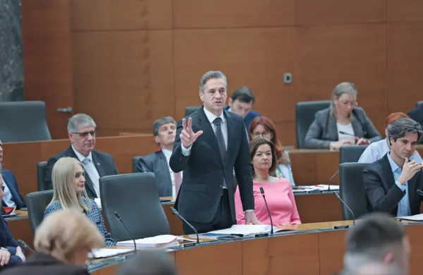 Kot je pojasnil Robert Golob, so se zavezali, da bodo v desetih letih 
za stanovanjsko gradnjo namenili 100 milijonov evrov letno.