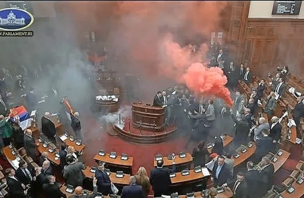 V srbski narodni skupščini se je na današnjem rednem spomladanskem zasedanju zgodilo več incidentov.