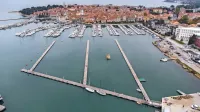 V CI so kot  nesprejemljivo  označili določbo, da se lahko  med 
valobranom in carinskim pomolom poveča število priveznih mest 
za komunalne in dnevne priveze marine. 