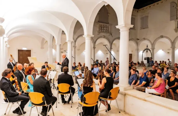   Festival tako domačinom kakor turistom  ponudi koncerte glasbene umetnosti na najvišji ravni in poživi   poletno piransko noč.   