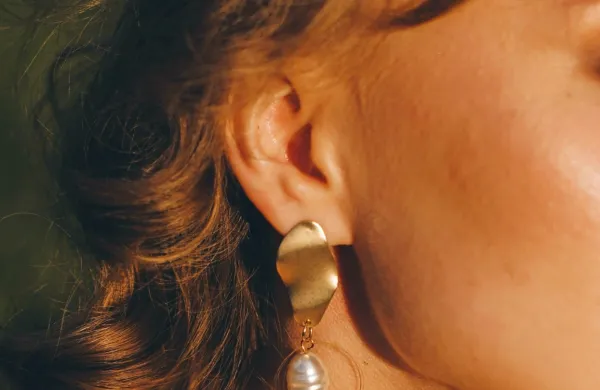 Po podatkih WHO ima več kot 466 milijonov ljudi po svetu hudo 
okvaro sluha, vključno s 34 milijoni otrok.