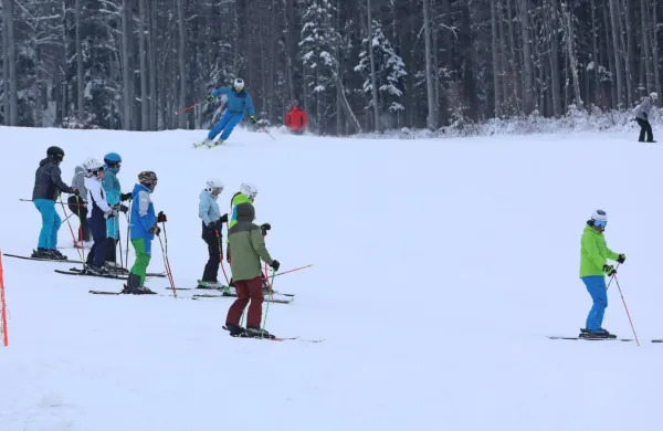 Otroci morajo pri smučanju obvezno  nositi zaščitno čelado.