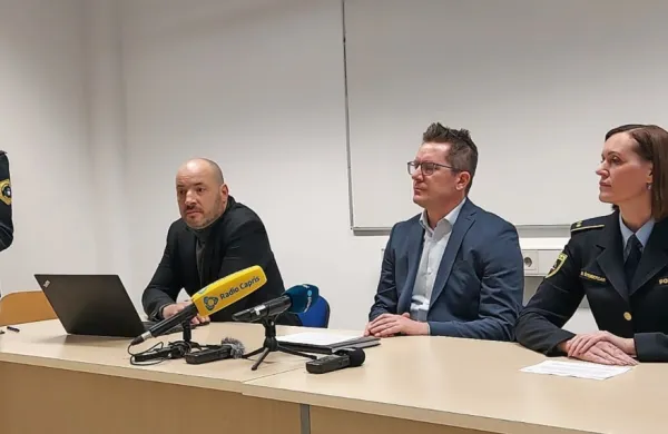 Na koprski policijski upravi  so pripravili  novinarsko  konferenco, na  kateri  so predstavili   ukrepe,  s  katerimi lahko občani  poskrbijo  za  svojo  varnost  
pri poslovanju  na  spletu  (z  leve  Anita  Leskovec,  Đani  Begić,  Črtomir  Kuret  in  Darja Štembergar).