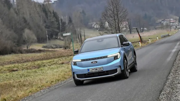 Ford je naziv explorer uporabil za povsem nov avtomobil, ki je bil razvit in izdelan skupaj z nemškim 
partnerjem.

