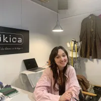 Naja Stanić v  nekoč zelo priljubljenem lokalu njenih staršev Skici 
piše povsem novo  zgodbo.