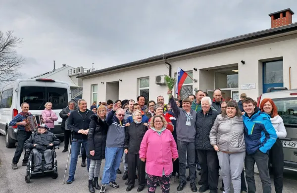 Tako prešerno so v ajdovskem VDC  pred dvema letoma pričakali 
Katjo Pegan, ki je na evropskih igrah specialne olimpijade v 
smučanju osvojila dve zlati medalji. 