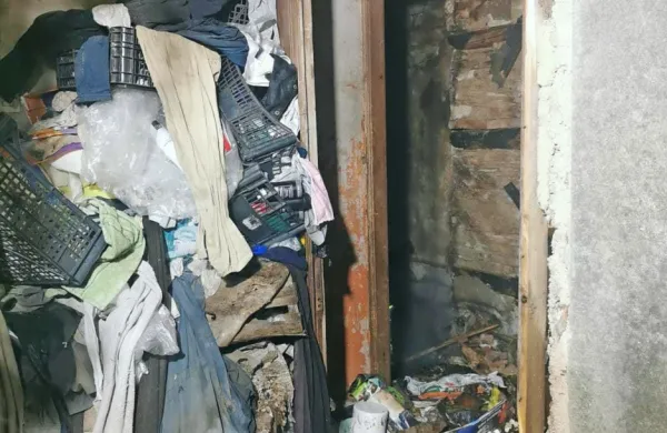 Hiša je bila polna krame, kar je gasilce močno oviralo pri  gašenju.

