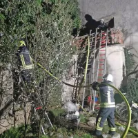 Foto: ZGRS SežanaGasilci so 83-letnika po lestvah spravili iz goreče hiše.