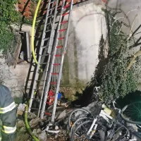 Gasilci so morali 83-letnika na silo potegniti iz goreče hi&scaron;e