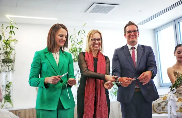 Trak so slovesno prerezali (z leve) direktorica zdravstvenega doma 
Petra Kokoravec, ministrica Valentina Prevolnik Rupel in župan 
Samo Turel. 