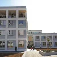 Graditelji so objekta v središču mesta so poskrbeli tudi za lepo zunanjo ureditev. 