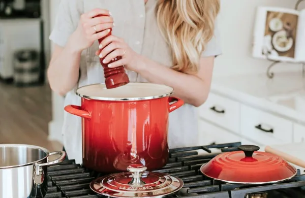 V  raziskavi so spraševali tudi o opravljanju domačega dela. V 
Sloveniji je največji razkorak pri prevzemanju skrbi za pranje 
perila, pomivanje posode, kuhanje in pospravljanje po hiši. 