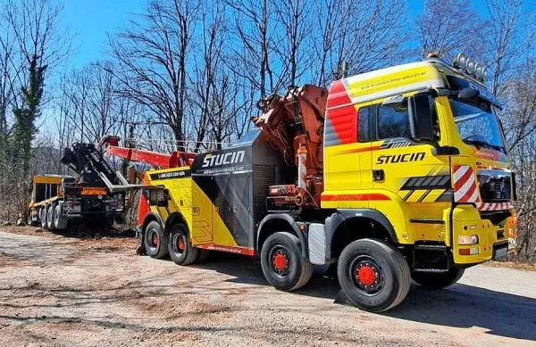Nesrečni  voznik    je ostal  ukleščen  pod  tovornjakom, ki  so  ga nato  na   cesto  potegnili  z vlečno službo.
