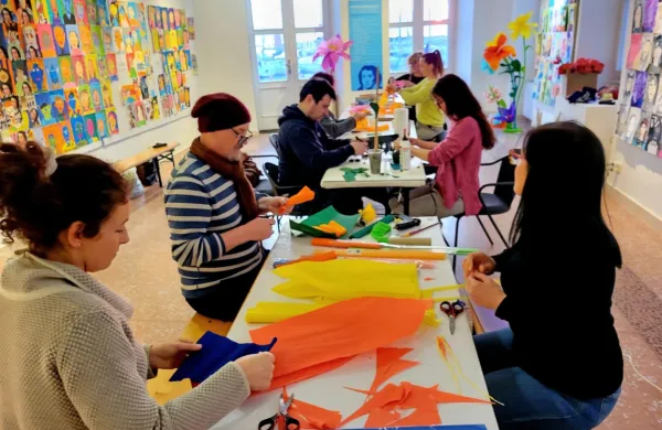 Minuli petek so rože  velikanke izdelovali na andragoški delavnici  
pod vodstvom Ingrid Knez. 