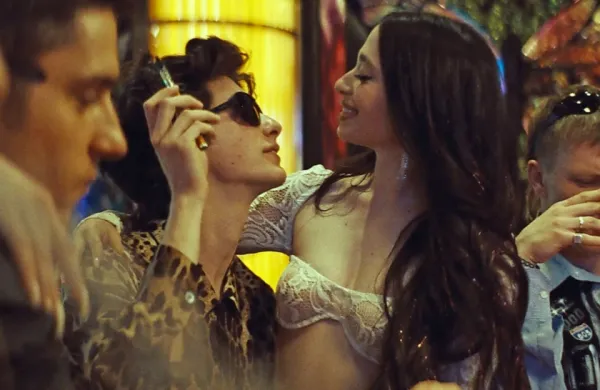 Anora in njen nesojeni mož Vanja med lasvegaškim razvratom