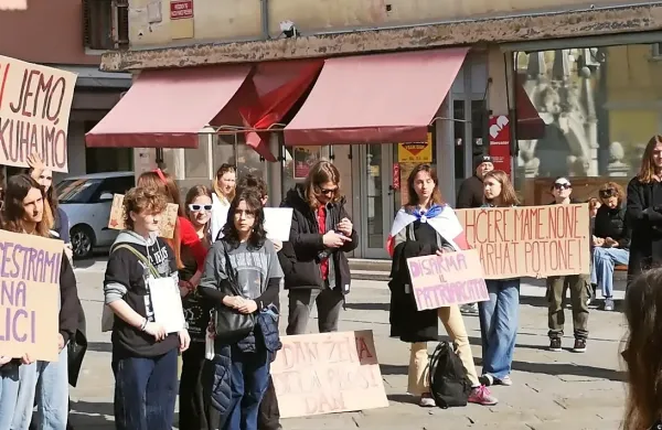 V Kopru danes shod ob mednarodnem dnevu žensk. &ldquo;Če me stavkamo, svet stoji&rdquo; (FOTO)
