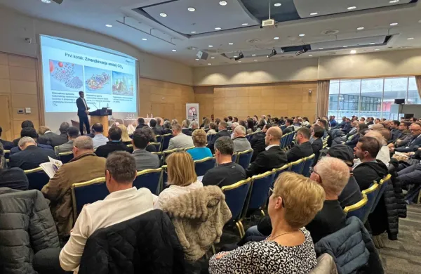 Na srečanju  gradbenih sekcij Obrtno-podjetniške zbornice Slovenije v Portorožu so govorili o zmanjšanju emisij ogljikovega 
dioksida.