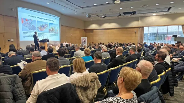 Na srečanju  gradbenih sekcij Obrtno-podjetniške zbornice Slovenije v Portorožu so govorili o zmanjšanju emisij ogljikovega 
dioksida.