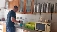 Andrej iz Vipavske doline je v hiši Malorca že šest let. To je za zdaj njegov edini dom in tu se dobro počuti.