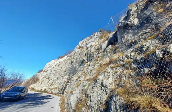 Na cesti na Nanos so za 2,5 milijona evrov pred skalnimi podori zaščitili najbolj izpostavljene dele trase,  a 
previdnost pred padajočim kamenjem ni odveč.