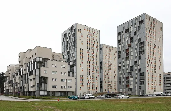 Po podatkih Banke Slovenije se je efektivna obrestna mera za 
stanovanjska posojila s fiksno obrestno mero in ročnostjo nad 
desetimi leti lani znižala za 0,76 odstotne točke. 