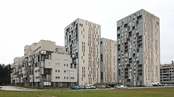 Po podatkih Banke Slovenije se je efektivna obrestna mera za 
stanovanjska posojila s fiksno obrestno mero in ročnostjo nad 
desetimi leti lani znižala za 0,76 odstotne točke. 