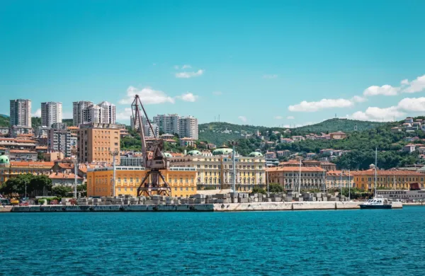 Povprečna cena kvadratnega metra prodanega novega stanovanja 
na Hrvaškem je lani znašala 2504 evre.