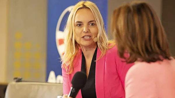 V Ameriški gospodarski zbornici v Sloveniji v  razpravi o novem zakonu o 
zdravstveni dejavnosti zagovarjajo podobna stališča kot zdravniška 
zbornica. Na fotografiji je generalna direktorica zbornice  Ajša Vodnik. 

