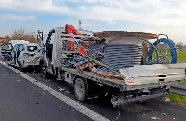 Na avtocesti A28 se je danes popoldne pripetila huda prometna 
nesreča, v kateri je ena oseba izgubila življenje. 