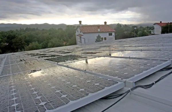 Tudi na Krasu je vedno več objektov s sončnimi celicami na 
strehi.