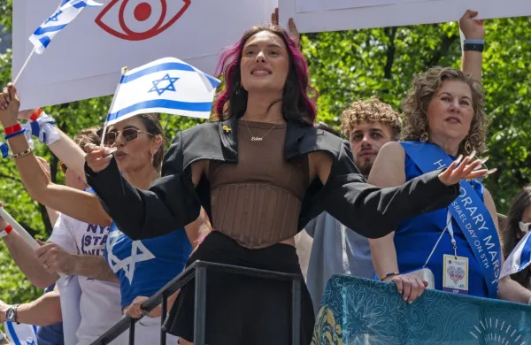 Lanskoletna izraelska predstavnica Eden Golan je bila deležna 
tako žvižgov kot aplavza 