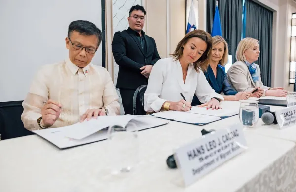 Zunanja ministrica Tanja Fajon in filipinski minister za delavce 
migrante Hans Leo Cacdac sta podpisala memorandum o soglasju 
med državama o sodelovanju na področju dela.