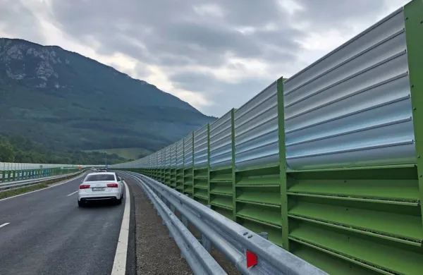  Zaradi postavljanja protivetrnih ograj in drugih vzdrževalnih del 
bo promet na hitri cesti med Razdrtim in Vipavo od prihodnjega 
tedna do konca novembra 2026 oviran.  