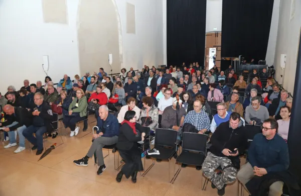 Predlagani parkirni režim še vedno razdvaja krajane Olma in 
Prisoj.