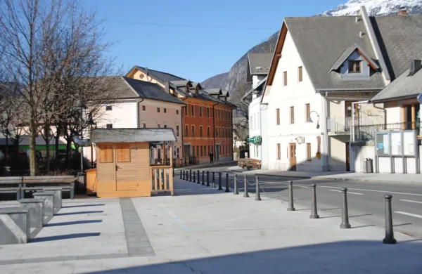 Večina barov v Bovcu je pozimi zaprtih.