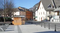 Večina barov v Bovcu je pozimi zaprtih.